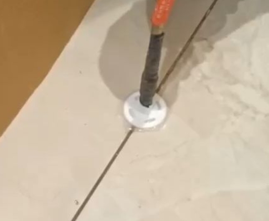 建德瓷砖空鼓维修公司专业解答瓷砖在铺贴过程中，如果没有涂抹均匀到位的粘结材料（如水泥砂浆或瓷砖胶），可能会导致以下问题