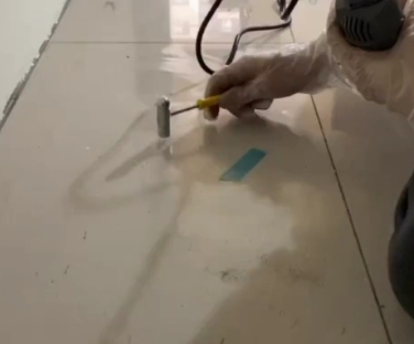 建德瓷砖开裂维修公司专业分享瓷砖在铺贴前如果没有沥干水分，将会导致以下问题