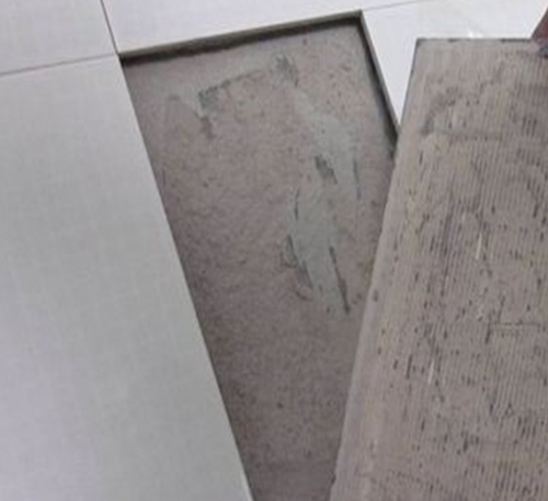 建德瓷砖空鼓维修公司分享瓷砖铺贴时如果打浆（即涂抹在瓷砖背面和基层上的砂浆或瓷砖胶）过少，会带来以下问题